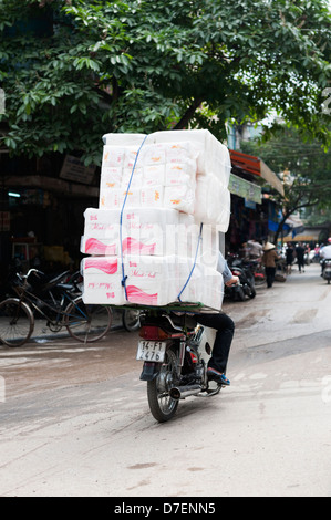 Hanoi, Vietnam - fortemente caricato scooter nel centro storico Foto Stock