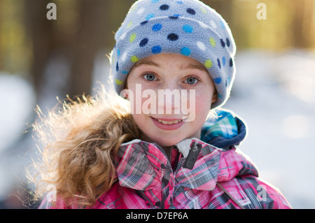 Bella ragazza teen indossando abiti invernali all'aperto Foto Stock