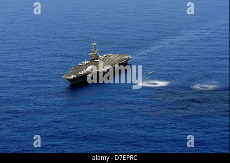 USS John C. Stennis detiene un aria di dimostrazione di potenza. Foto Stock