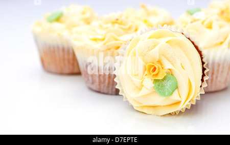 In casa di lusso cremosa tortine con fiore dettagliata e bagliori Foto Stock
