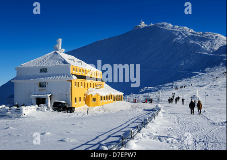 Vista di un rifugio di montagna al Sniezka peak, monti Karkonosze, Polonia. Foto Stock