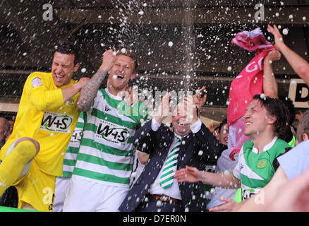 Yeovil Town football club manager Gary Johnson ( centro ) celebra una vittoria su Sheffield uniti su 6.5.13 che li porta a Wembley per la Npower League 1 Play Off final Foto Stock