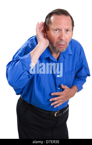 Senior senile maschio adulto tazze di sua mano all'orecchio a causa di una perdita di udito il problema. Foto Stock