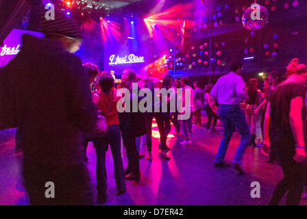 Parigi, Francia, grande folla di persone che ballano al night club francese, piano discoteca speciale, serata musicale, al Lyric the-atre. discoteca che danzava su una pista da ballo affollata Foto Stock