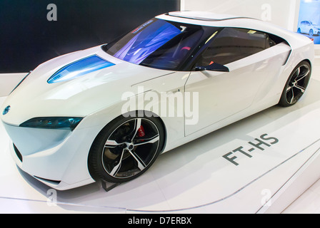 Parigi, Francia, Toyota Corporation, New Car Showroom, Inside Store, Display Hybrid Concept Car 'FT-HS' (2007), showroom New Car