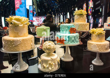 Parigi, Francia, vetrina negozio di cosmetici, torte nuziali, 'Mac', vetrine negozio interno, negozi champs elysees, Patisserie, vetrina pasticceria Foto Stock