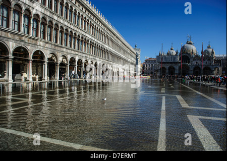 Una vista generale della Piazza San Marco allagata durante "Acqual alta', Venezia, Italia. Foto Stock