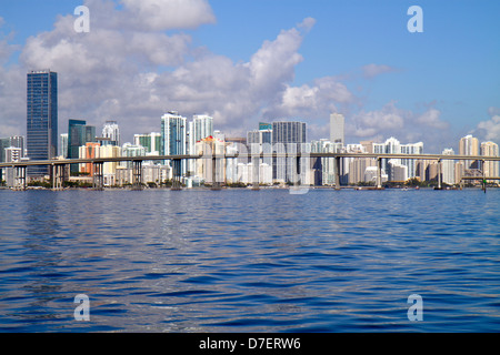 Miami Florida, Biscayne Bay, Rickenbacker Causeway, ponte, skyline della città, Brickell, centro, acqua, grattacieli, grattacieli grattacieli alto edificio bui grattacieli Foto Stock