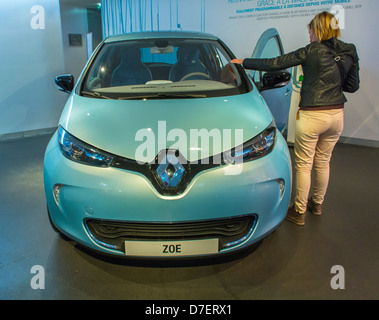 Parigi, Francia, Renault Corporation, New Car Showroom, Inside Store, Auto elettrica 'Zoe', Avenue des Champs Elysées shopping, prodotti finiti in francia Foto Stock