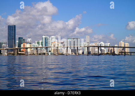 Miami Florida, Biscayne Bay, Rickenbacker Causeway, ponte, skyline della città, Brickell, centro, acqua, grattacieli, grattacieli grattacieli alto edificio bui grattacieli Foto Stock