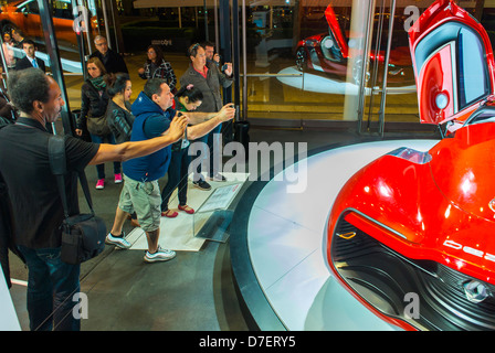 Parigi, Francia, Renault Corporation, New Car Showroom, Avenue Champs-Elysees, all'interno del negozio, concept auto elettrica "Dezir", persone che fanno shopping, utilizzando nuove ed entusiasmanti tecnologie. prodotti finiti in vendita, marketing di auto verdi Foto Stock