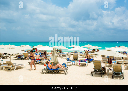 : Il Mamitas Beach Club Beach Club di gente che si diverte sulla spiaggia Foto Stock
