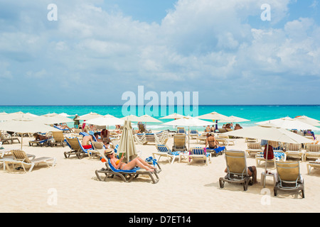 : Il Mamitas Beach Club Beach Club di gente che si diverte sulla spiaggia Foto Stock