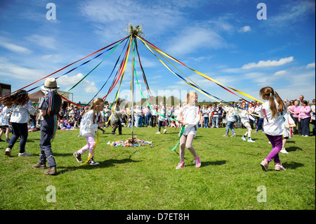 I bambini della scuola di ballo la rotonda maypole, Dilwyn show, Herefordshire, UK. Le ragazze della scuola di danza con nastri sul verde villaggio. Foto Stock