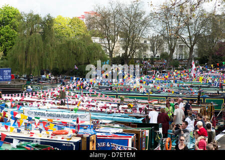 La piccola Venezia, Londra, Regno Unito. Il 6 maggio, 2013. Cavalcata Canalway una via navigabile festival che ha avuto luogo presso la piccola Venezia dal 1983. Organizzato da vie navigabili Associazione volontari. Credito: Simon Balston/Alamy Live News Foto Stock