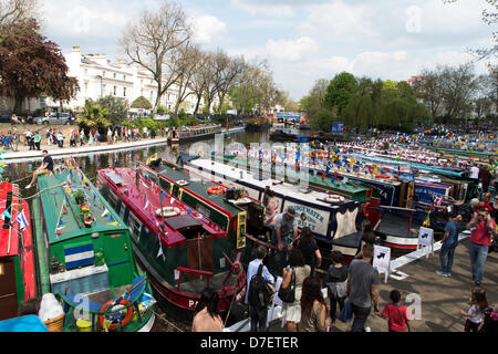 La piccola Venezia, Londra, Regno Unito. Il 6 maggio, 2013. Cavalcata Canalway una via navigabile festival che ha avuto luogo presso la piccola Venezia dal 1983. Organizzato da vie navigabili Associazione volontari. Credito: Simon Balston/Alamy Live News Foto Stock