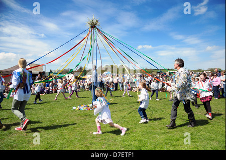 I bambini della scuola di ballo la rotonda maypole, Dilwyn show, Herefordshire, UK. Le ragazze della scuola di danza con nastri sul verde villaggio. Foto Stock