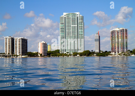 Miami Florida, Biscayne Bay, skyline della città, Brickell Avenue, centro, acqua, grattacieli grattacieli di alto livello edificio edifici condominio residenziale apa Foto Stock
