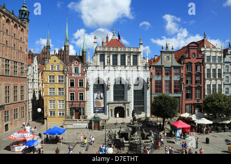 Gdansk, Langer Markt, Dlugi Targ, vecchie case con fontana di Nettuno, Polonia Foto Stock