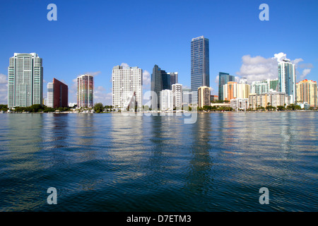Miami Florida, Biscayne Bay, skyline della città, Brickell Avenue, acqua, grattacieli, grattacieli grattacieli di alto livello edificio edifici condominio residenziale Foto Stock
