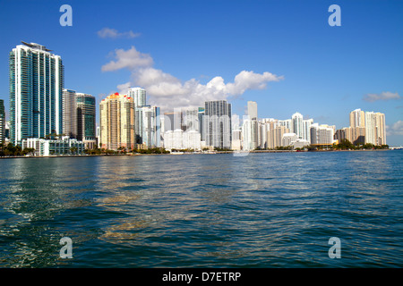 Miami Florida, Biscayne Bay, skyline della città, Brickell, centro, acqua, grattacieli, grattacieli di altezza grattacieli costruire edifici condominio residenza Foto Stock