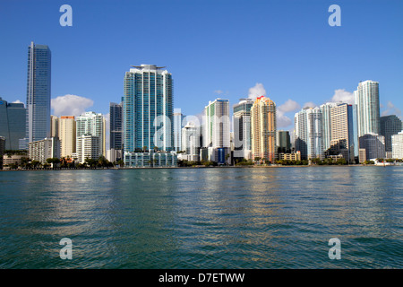 Miami Florida, Biscayne Bay, skyline della città, Brickell Avenue, acqua, grattacieli, grattacieli grattacieli di alto livello edificio edifici condominio residenziale Foto Stock