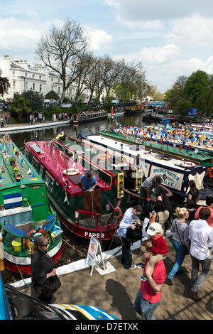 La piccola Venezia, Londra, Regno Unito. Il 6 maggio, 2013. Cavalcata Canalway una via navigabile festival che ha avuto luogo presso la piccola Venezia dal 1983. Organizzato da vie navigabili Associazione volontari. Credito: Simon Balston/Alamy Live News Foto Stock