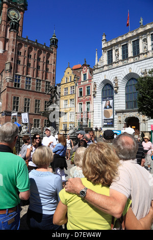 Gdansk, i turisti alla fontana di Nettuno, Dlugi Targ, Mercato Lungo, Langer Markt, Polonia Foto Stock