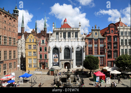 Gdansk, Langer Markt, Dlugi Targ, vecchie case con fontana di Nettuno, Polonia Foto Stock