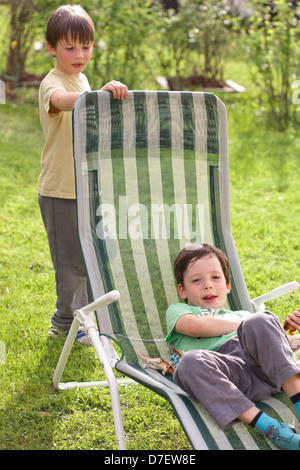 Ragazzi giocare all'aperto nel giardino. Foto Stock