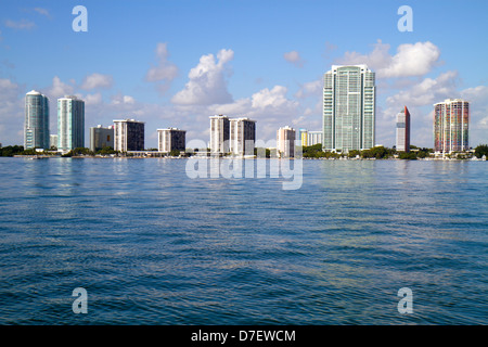 Miami Florida,Biscayne Bay Water,City skyline cityscape,Brickell Avenue,Downtown,Water,alti grattacieli grattacieli costruire edifici condominio Foto Stock