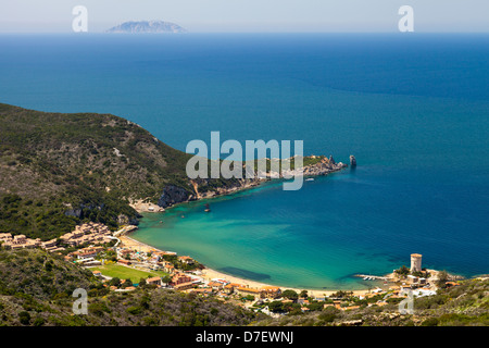 Golfo di Campese, Isola del Giglio con l'Isola di Montecristo sullo sfondo (Italia) Foto Stock