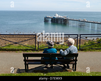 Coppia di anziani con pier vista in Galles Llandudno Regno Unito Foto Stock