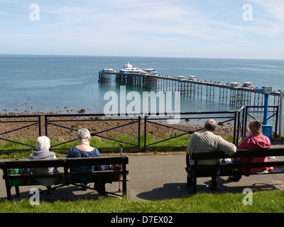 Coppia di anziani con pier vista in Galles Llandudno Regno Unito Foto Stock