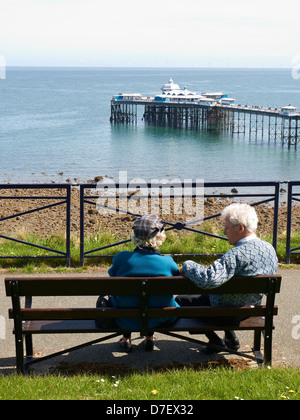 Coppia di anziani con pier vista in Galles Llandudno Regno Unito Foto Stock