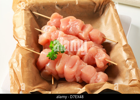 Materie cubetti di pollo su spiedini di legno Foto Stock