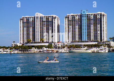 Miami Beach Florida, Biscayne Bay, grattacieli grattacieli edificio edifici condominio appartamenti residenziali alloggio, skyline della città Foto Stock