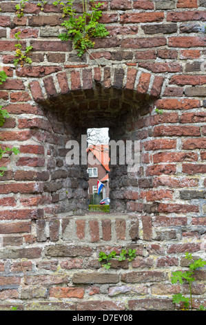 Squarcio nella città antica muro di difesa di Amersfoort con la bandiera olandese in background Foto Stock