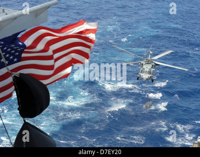 Un mare Hawk elicottero prende le forniture a USS Nimitz. Foto Stock