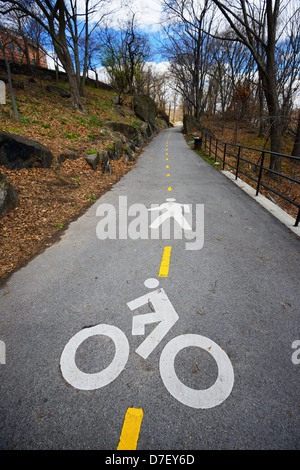Contrassegni di strada indicante il passaggio per biciclette e pedoni in Washington Heights park Foto Stock
