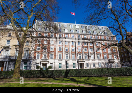 Il canadese alto edificio della Commissione visto da Grosvenor Square Gardens, Mayfair, Londra, Inghilterra, Regno Unito. Foto Stock