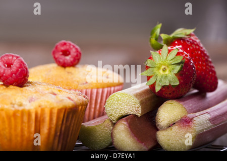 Fruttato, fragole e rabarbaro muffin e frutta fresca Foto Stock