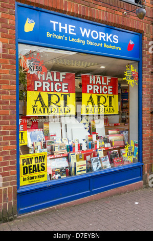 Visualizzazione dei materiali degli artisti che viene visualizzato nella finestra di un ramo delle opere di sconto book shop Foto Stock