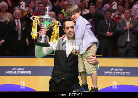 Sheffield, Regno Unito. Il 6 maggio, 2013. Ronnie O'Sullivan in azione contro Barry Hawkins durante la Finale di World Snooker Championships dal Crucible Theatre. Credito; azione Plus immagini di sport/Alamy Live News Foto Stock