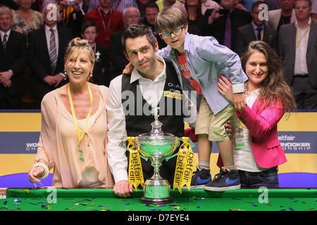 Sheffield, Regno Unito. Il 6 maggio, 2013. Ronnie O'Sullivan in azione contro Barry Hawkins durante la Finale di World Snooker Championships dal Crucible Theatre. Credito; azione Plus immagini di sport/Alamy Live News Foto Stock