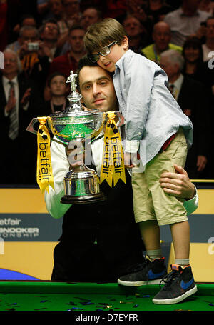 Sheffield, Regno Unito. Il 6 maggio, 2013. Ronnie O'Sullivan ha vinto un quinto campionato del mondo 2013. Foto Stock