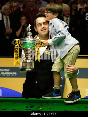 Sheffield, Regno Unito. Il 6 maggio, 2013. Ronnie O'Sullivan ha vinto un quinto campionato del mondo 2013. Foto Stock