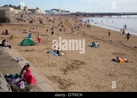 Weston-super-mare Somerset Bank Holiday 6 maggio 2013 le folle che accorrono per la spiaggia come temperature salito su una sun riempito giorno Foto Stock