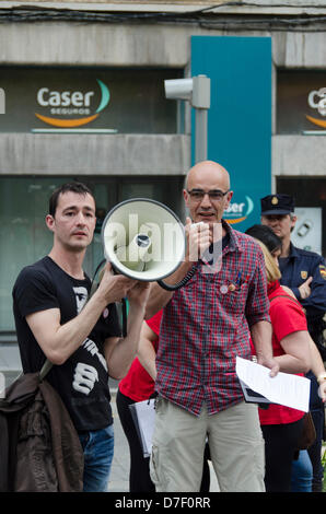 Saragozza, Spagna Il 6 maggio, 2013. Fermare gli sfratti gruppo locale di Saragozza e l'Ipoteca vittime piattaforma (Plataforma de Afectados por la Hipoteca, PAH), protesta contro e sostenuto il governo in PP per aggiornare Spagna le leggi di sfratto perché erano incompatibili con una società democratica e di diritto europeo. Di Saragozza, la settimana scorsa, cinquanta uno i dimostranti sono stati multati di € 1500 media dalla loro ultima strada protesta pacifico chiamato 'encraches' nella parte anteriore del Partito Popolare (PP) sede di Saragozza. Foto Stock