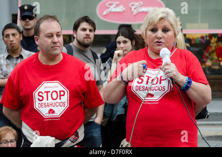 Saragozza, Spagna Il 6 maggio, 2013. Fermare gli sfratti gruppo locale di Saragozza e l'Ipoteca vittime piattaforma (Plataforma de Afectados por la Hipoteca, PAH), protesta contro e sostenuto il governo in PP per aggiornare Spagna le leggi di sfratto perché erano incompatibili con una società democratica e di diritto europeo. Di Saragozza, la settimana scorsa, cinquanta uno i dimostranti sono stati multati di € 1500 media dalla loro ultima strada protesta pacifico chiamato 'encraches' nella parte anteriore del Partito Popolare (PP) sede di Saragozza. Foto Stock